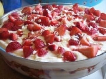 Tiramisu aux fraises, chocolat blanc et confiture de fraises