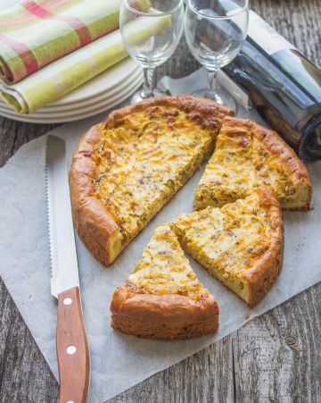 Gâteau aux lardons, poireau et fromage