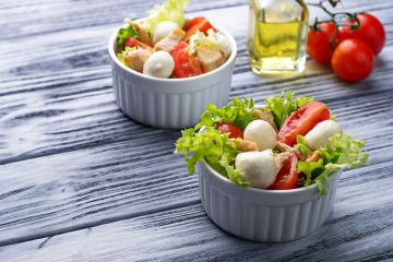 Mini salades de tomates et poulet en ramequins
