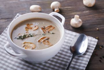 Soupe au poulet, champignons et échalotes