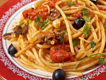 Spaghettis tomates-olives-thon
