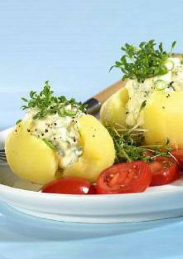Pommes de terre aux oignons nouveaux au fromage blanc et à la salade de tom