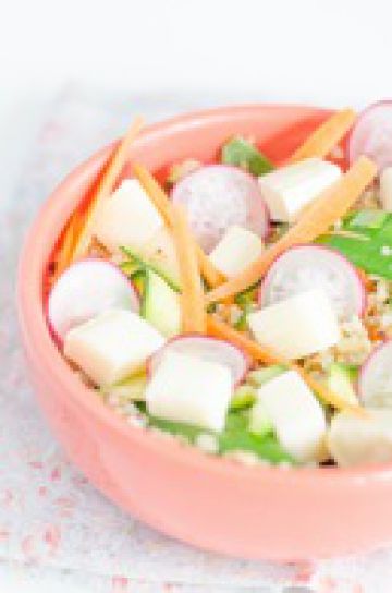 Salade printanière au reblochon de savoie, quinoa, carotte, radis