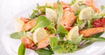 Salade citronnée au saumon et aux tomates cerise