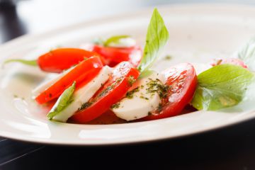 Salade tomate-mozzarella au pesto