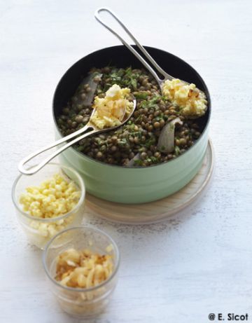Salade de lentilles vertes, œufs mimosa et oignons grillés    