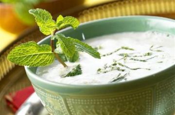 Soupe glacée de yaourt à la menthe fraîche (Inde)