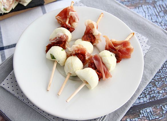 Brochettes apéritives mozzarella, jambon cru et tomates séchées Brochettes apéritives mozzarella, jambon cru et tomates séchées