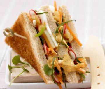 Club-sandwich végétarien au curry