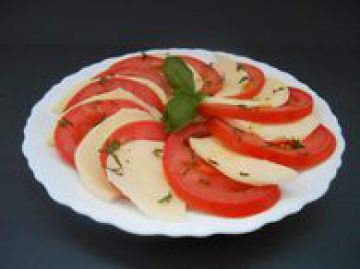 Salade tomates mozzarella et basilic