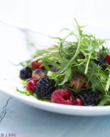 Salade de fruits rouges et truite fumée 