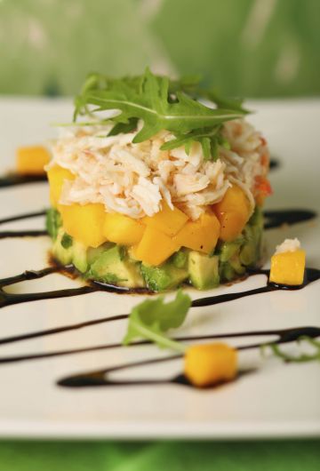 Timbale de crabe, avocat et mangue