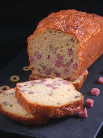 Cake salé au jambon et aux olives