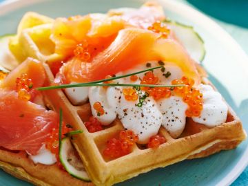 Gaufre moelleuse aux courgettes et saumon fumé