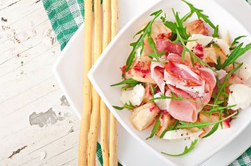 Salade de pêches au jambon de Parme et à la mozzarella