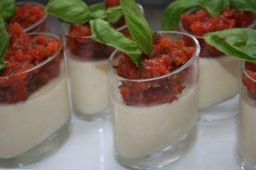 Panna cotta d'asperges et sa gelée de tomates