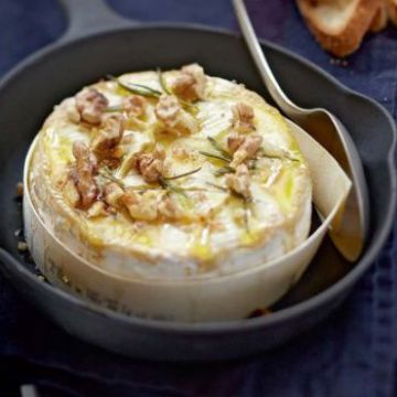 Camembert rôti au four, miel et noix