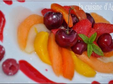 Salade de fruits pochés au coulis de framboises