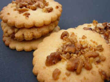 Petits sablés croquants aux pignons caramélisés