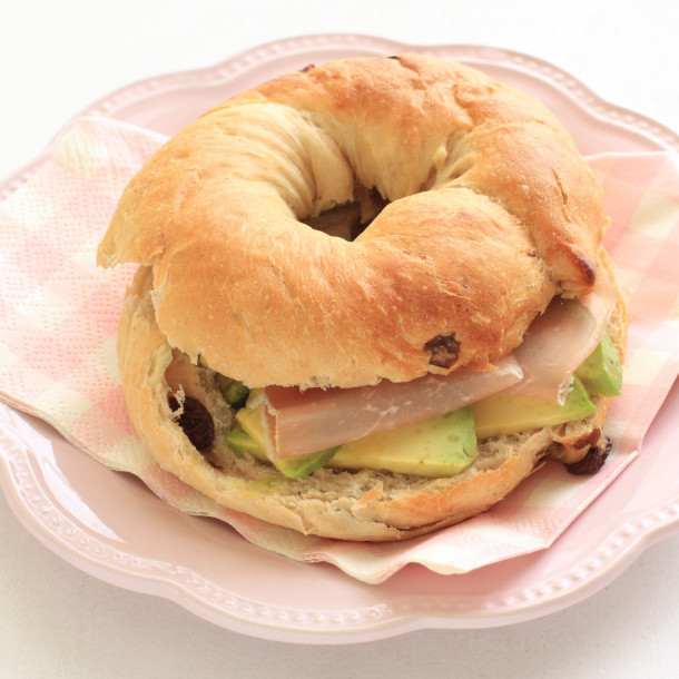 Bagel à l'avocat et jambon fumé