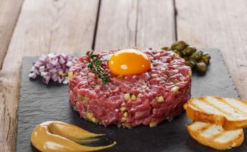 Tartare de bœuf et câpres, frites au four et salade verte