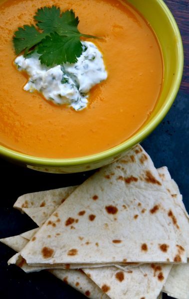 Soupe de carottes au safran et à l' orange avec une crème de fromage blanc au gingembre & coriandre