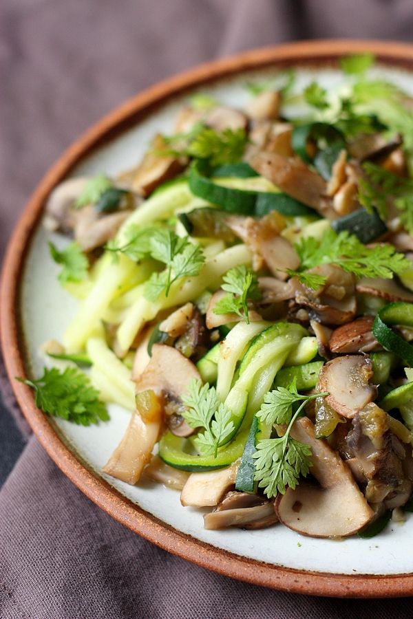 Spaghetti de courgettes sautés aux champignons et ail fumé - Gourmandiseries