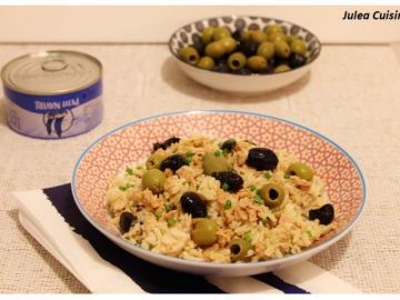 Comme un risotto de riz complet, aux olives noires et vertes et thon au citron