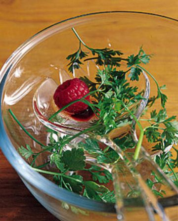 Salade d'herbes aux framboises 