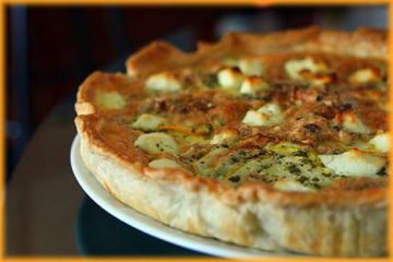 Tarte feuilletée courgettes jaunes, noisettes et sauge.