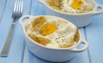 Oeufs cocotte à la poire et au chèvre, tomates provençale et purée de pois cassés