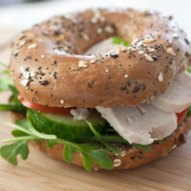 Bagels légers au poulet, crudités et sauce au yaourt