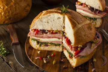 Muffuletta (sandwich sicilien au salami, mortadelle et provolone)