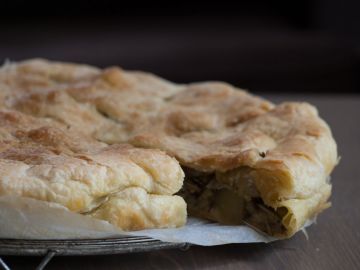 Tourte pommes de terre, patate douce, aubergine, courgette, oignons et romarin (vegan)