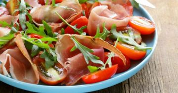 Salade de jambon de Parme, roquette et tomates minceur