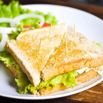 Croque-monsieur au fromage de chèvre et au basilic