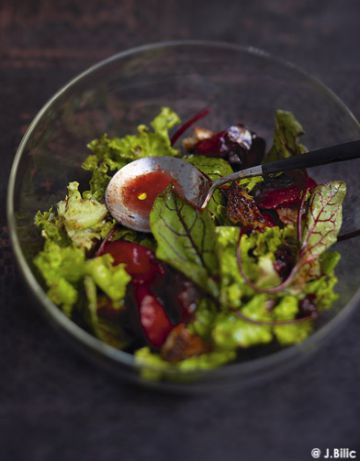 Salade aux prunes, sauce au miel