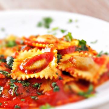 Ravioles à la sauce tomate et aux herbes fraîches