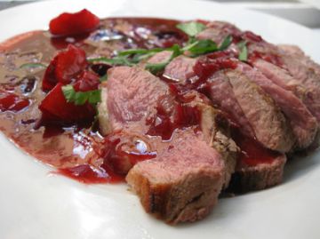 Magret de canard, sauce aux prunes