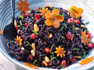 Salade de riz noir aux pignons