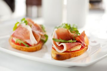 Crostinis au chèvre, oignons et jambon sec