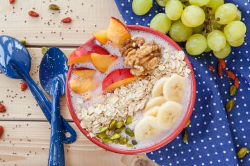 Smoothie bowl sans lactose au soja, nectarine, avoine et pistache