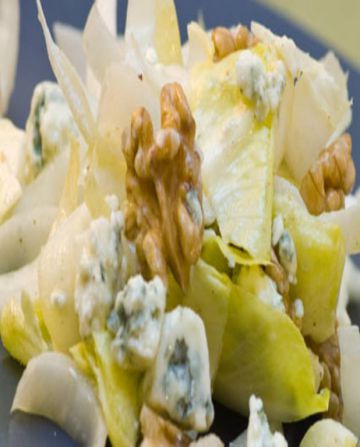 Salade d'endives au roquefort et aux noix 