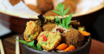 Boulettes de thon croustillantes, salade de quinoa et légumes 