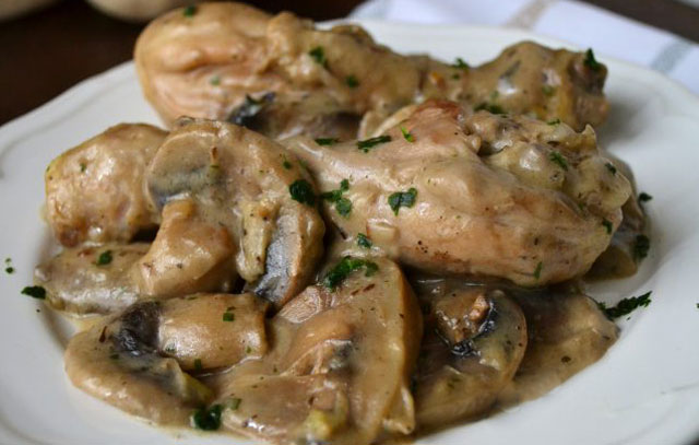 Cuisses de Poulet à la Sauce aux Champignons