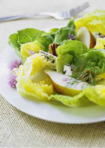 Salade verte au roquefort et à la poire