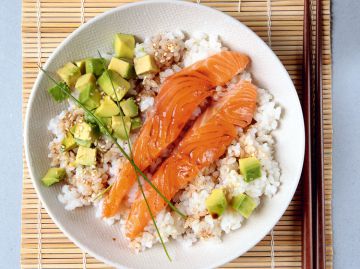 Riz façon sushi au saumon et à l'avocat 