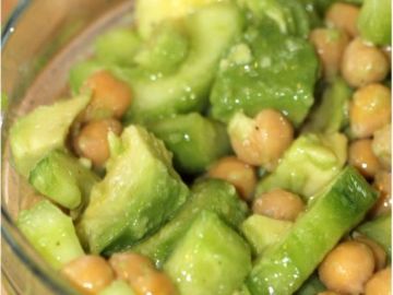 Salade de concombre, avocats et pois chiches