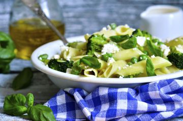 Penne aux brocolis, petits pois et feta