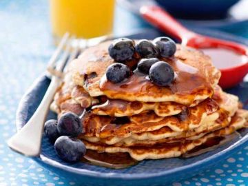 Pancakes aux myrtilles et sirop d’érable